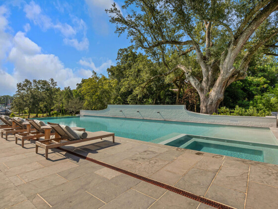 1112 Hellmers Ln, Ocean Springs, MS